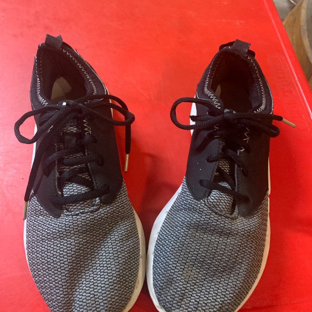 Men's Size 9 Black With Gray Under Armour Athletic Shoes